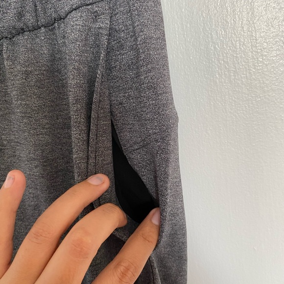Lululemon athetica on the fly pants size 4 gray color - Picture 8 of 8